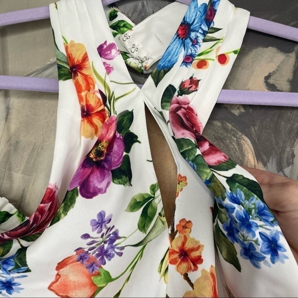 DO + BE White Muticolor Floral Keyhole Halter Top - Picture 4 of 7